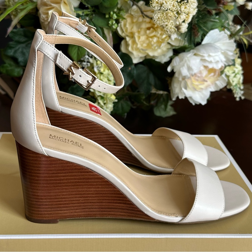 NIB MICHAEL Michael Kors Light Cream Leather Fiona Wedge